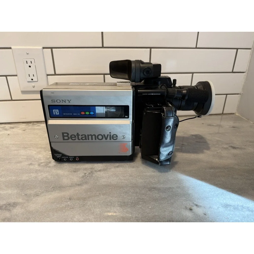 Sony Betamovie BMC-110 Camcorder Hard case, AC adapter/charger, Tape,‎ Batteries
